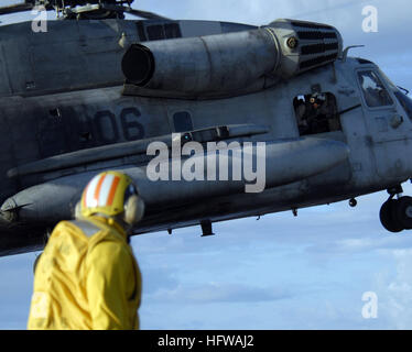 080714-N-9500T-359 Kauai, Hawaii (14. Juli 2008) eine Landung Signal eingetragen schaut zu, wie eine Crew Chief an Bord einer CH-53 Sea Stallion, zugewiesen, die "Hässliche Angels" schwere Marine Helicopter Squadron (HMH) 362, Hindernisse überprüft nach dem Start vom amphibischer Angriff Schiff USS Bonhomme Richard (LHD-6). Bonhomme Richard liegt an der Küste von Hawaii Teilnahme an Rand des Pazifik (RIMPAC) 2008. RIMPAC ist die WorldÕs größte multinationale Übung und wird alle zwei Jahre von der US-Pazifikflotte geplant. Teilnehmer sind die USA, Australien, Kanada, Chile, Japan, Niederlande, Peru, Republi Stockfoto