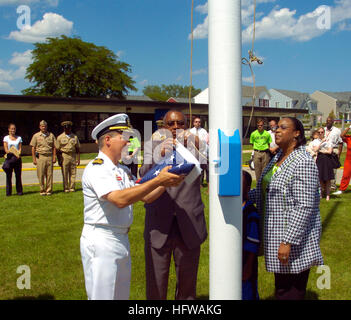 080714-N-1232M-278 GREAT LAKES, Illinois (14. Juli 2008) Captain David Schnell, Kommandierender Offizier der Naval Station Great Lakes; Leon Rockingham Jr., Bürgermeister von North Chicago; eine dritte Klasse Student an der Forrestal Schule; und Dr. Cassandra Brooks, die Forrestal Grundschulleitung, die amerikanische Flagge an die Lanyards zur Sensibilisierung bei der Enthüllung des Projekts Renovierung für die Schule. Foto: U.S. Navy Mass Communication Specialist 2. Klasse Thomas J. Miller (freigegeben) U.S. Navy 080714-N-1232M-278 Captain David Schnell, Leon Rockingham Jr., eine dritte Klasse Student an der Forrestal Sch Stockfoto