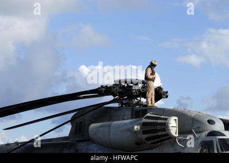 080716-N-9500T-062 KAUAI, Hawaii (16. Juli 2008) CPL. Beaukin Prine, ein Crewchef zugewiesen, die "hässliche Winkel" der schwere Marine Helicopter Squadron (HMH) 362, überprüft der Hauptrotor einen CH-53 Sea Stallion-Hubschrauber an Bord der amphibischen Angriff Schiff USS Bonhomme Richard (LHD-6) während der Rand des Pazifik (RIMPAC) 2008. RIMPAC ist die WorldÕs größte multinationale Übung und wird alle zwei Jahre von der US-Pazifikflotte geplant. Teilnehmer sind die USA, Australien, Kanada, Chile, Japan, Niederlande, Peru, Republik Korea, Singapur und dem Vereinigten Königreich. (US Navy Foto von Masse Communicati Stockfoto