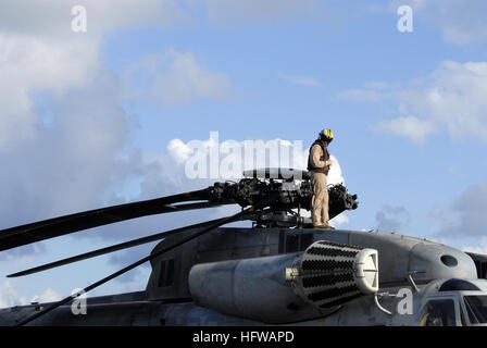 CPL. Beaukin Prine, ein Crewchef zugewiesen, die "hässliche Winkel" der schwere Marine Hubschrauber-Geschwader-362, überprüft der Hauptrotor einen CH-53 Sea Stallion-Hubschrauber an Bord der amphibischen Angriff Schiff USS Bonhomme Richard während der Rand des Pazifik 2008. RIMPAC ist das weltweit größte multinationale Übung und wird alle zwei Jahre von der US-Pazifikflotte geplant. Teilnehmer sind die USA, Australien, Kanada, Chile, Japan, Niederlande, Peru, Republik Korea, Singapur und dem Vereinigten Königreich. USS Bonhomme DVIDS105069 Stockfoto