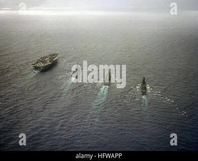 Luftbild der nuklear angetriebene Flugzeugträger USS NIMITZ (CVN-68), links, im Gange in der Gesellschaft von drei Lenkflugkörper Kreuzer stern. Virginia-Klasse-Kreuzer in Aufgabe-Gruppe Stockfoto