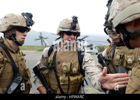 080718-N-6270R-015 OAHU, Hawaii (18. Juli 2008) Marines zugewiesen Combat Logistik-Bataillon 3 kommen am Balg Air Force Station, Hawaii, in Marine CH-53 Sea Stallion-Hubschrauber bei einem simulierten Angriff während der Teilnahme an den Rand des Pazifik (RIMPAC) 2008. Der Hubschrauber flog von amphibischen Angriff Schiff USS BonHomme Richard (LHD-6). RIMPAC ist der weltweit größte Biennale multinationalen Übung unter der Leitung von der US-Pazifikflotte. Teilnehmer sind die USA, Australien, Kanada, Chile, Japan, Niederlande, Peru, Republik Korea, Singapur und dem Vereinigten Königreich.  (US Navy Foto Stockfoto