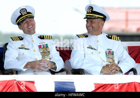 080718-N-8467N-004 GROTON, Connecticut (18. Juli 2008) Captain Kenneth M. Perry, links und Kapitän Robert P. Burke Anteil ein Lachen während der Ausführungen von Rear Admiral Bruce E. Groom an der u-Boot-Entwicklung Geschwader 12 ändern Befehl Zeremonie an Bord schnell-Angriff u-Boot USS Memphis (SSN-691). Burke entlastet Perry als Kommandant. (US Navy Foto von John Narewski/freigegeben) US Navy 080718-N-8467N-004 Captain Kenneth M. Perry, links, und Kapitän Robert P. Burke Anteil ein Lachen während der Ausführungen von Rear Admiral Bruce E. Groom an der u-Boot-Entwicklung Geschwader 12 ändern Befehl Zeremonie Stockfoto