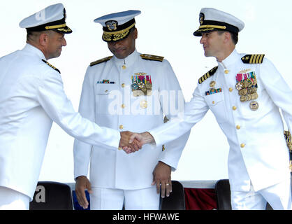 080718-N-8467N-006 GROTON, Connecticut (18. Juli 2008) Captain Kenneth M. Perry, rechts, und Kapitän Robert P. Burke schütteln sich die Hände nach Perry, Rear Admiral Bruce E. Grooms, berichtet Kommandant, u-Boot-Gruppe zwei center, dass er von Burke als Kommandant entlastet worden. (US Navy Foto von John Narewski/freigegeben) US Navy 080718-N-8467N-006 Captain Kenneth M. Perry, rechts, und Kapitän Robert P. Burke schüttelt Hände nach Perry, Rear Admiral Bruce E. Grooms, berichtet Kommandant, u-Boot-Gruppe zwei center, dass er von Burke als c entlastet worden Stockfoto