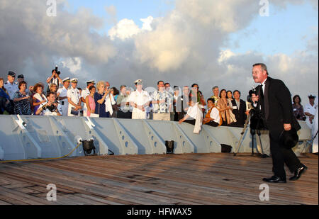 080718-N-0879R-003 PEARL HARBOR, Hawaii (18. Juli 2008) Teilnehmer versammeln sich am Bug des Schlachtschiffes USS Missouri Memorial, eine Rede von Präsident Theodore Roosevelt Re-Enactor Joe Wiegand während die Marine große weiße Flotte Centennial am Naval Station Pearl Harbor zu hören. (Foto: U.S. Navy Chief Masse Kommunikation Spezialist David Rush/freigegeben) US Navy 080718-N-0879R-003-Teilnehmer sammeln auf dem Bogen des Schlachtschiffes USS Missouri Memorial, eine Rede von Präsident Theodore Roosevelt Re-Enactor Joe Wiegand hören Stockfoto