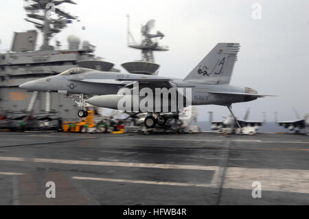 080723-N-5248R-035 Atlantik (23. Juli 2008) eine F/A-18 Super Hornet zugeordnet "Tomcatters" des Strike Fighter Squadron (VFA) 31 macht eine erfolgreiche Landung auf dem Flugdeck der Flugzeugträger der Nimitz-Klasse USS Theodore Roosevelt (CVN-71). Theodore Roosevelt Carrier Strike Group beteiligt sich Joint Task Force-Übung "Operation Brimstone" an der Atlantikküste. (Foto: U.S. Navy Mass Communication Specialist 3. Klasse Sheldon Rowley/freigegeben) US Navy 080723-N-5248R-031 An F-A-18 Super Hornet macht eine erfolgreiche Landung auf dem Flugdeck der Nimitz-Klasse aircr Stockfoto