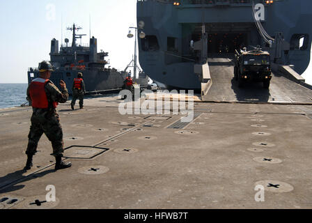 080725-N-3038W-322 Pazifik (25. Juli 2008) Segler zugewiesen amphibische Bau Bataillon (ACB) 1 und Soldaten der 45. Sustainment Brigade und der 3. Brigade Combat Team der 25. Infanterie-Division zugewiesen entlasten, Versorgungsgüter und Ausrüstungsgegenstände aus dem Military Sealift Command groß, mittelschnelle, roll-on/Roll-off-Schiff USNS Pililaau (T-AKR 304) während gemeinsame Logistik Over The Shore (JLOTS) 2008. JLOTS 2008 ist eine technische, logistische Übung zwischen Armee und Marine-Einheiten unter einer gemeinsamen Kommandeur als Mittel zum Be- und Entladen von Schiffen ohne den Vorteil des tiefen Entwurf-cap Stockfoto