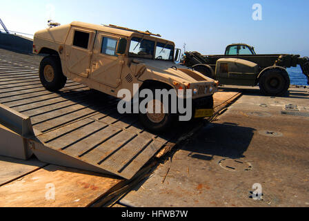 080725-N-3038W-332 Pazifik (25. Juli 2008) Soldaten der 45. Sustainment Brigade zugewiesen und der 3. Brigade Combat Team der 25. Infanterie-Division entlasten, Versorgungsgüter und Ausrüstungsgegenstände aus dem Military Sealift Command groß, mittelschnelle, roll-on/Roll-off-Schiff USNS Pililaau (T-AKR 304) während gemeinsame Logistik Over The Shore (JLOTS) 2008. JLOTS 2008 ist eine technische, logistische Übung zwischen Armee und Marine-Einheiten unter einer gemeinsamen Kommandeur als Mittel zum Be- und Entladen von Schiffen ohne den Vorteil des tiefen Entwurf-fähig, Hafenanlagen fixiert. (U.S. Navy Photo von Masse Kommunikation Stockfoto