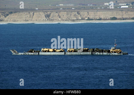 Ausrüstung der 45th Sustainment Brigade und des 3rd Brigade Combat Teams, 25th Infantry Division, nähert sich dem Strand mit einem verbesserten Navy-Leuchtsystem während der Joint Logistics Over-the-Shore (JLOTS) 2008, einer kombinierten Armee-Navy-Trainingsübung. Stockfoto
