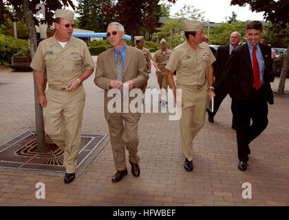 080730-N-3236B-001 BANGOR, Washington (30. Juli 2008) Rear Admiral Timothy M. Giardina, Kommandant, u-Boot-Gruppe Trident, stellvertretender Verteidigungsminister der ehrenvolle Gordon England und Vice Admiral John J. Donnelly, Commander, Submarine Force, geben Sie die Trident-Trainingsanlage. England statt einen All-Hands-Anruf und betonte die Bedeutung der strategischen Abschreckung Mission und den Bedarf an bestens ausgebildeten, qualifizierten und motivierten Segler in TodayÕs Marine. (Foto: U.S. Navy Mass Communication Specialist 1. Klasse Ted Banken/freigegeben) U.S. Navy 080730-N-3236B-001 Rear Admiral Timothy M. Giardina, stellvertretender Sekretär des Stockfoto