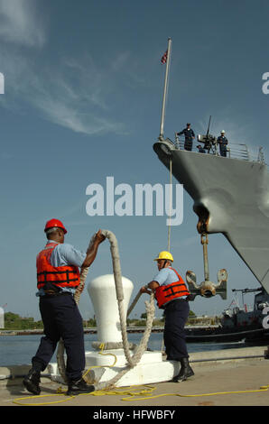 GUANTANAMO BAY auf Kuba. -Navy Petty Officer 3rd Class Sanchez Carr, Quartiermeister und Navy Petty Officer 3rd Class Jeffery Ronchaquira, ein Bootsmann Mate, beide angebracht zu Hafendiensten auf U. S. Naval Station Guantanamo Bay, Tauchen Sie das Auge während der USS Farragut (DDG-99) port Aufruf, 1. August 2008. Die Farragut Anlaufhafen enthalten eine Betankung Evolution und Schusswaffen Waffen-Qualifikation. JTF Guantanamo führt durch sichere und humane Pflege und Obhut von Festgenommenen feindlichen Kämpfern. Die JTF führt Verhör Operationen um strategische Intelligenz zur Unterstützung der globalen Krieg gegen den Terror zu sammeln und sup Stockfoto