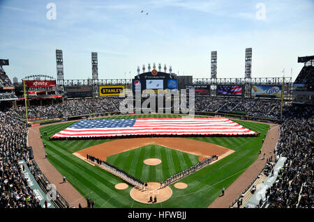 100406-N-1232M-001-CHICAGO (6. April 2010) Segler zu verschiedenen Befehlen am Naval Station Great Lakes zugewiesen entfalten eine amerikanische Flagge, bevor die Chicago White Sox Baseball Eröffnungsspiel im U.S. Cellular Field 2010 nach Hause. (Foto: U.S. Navy Masse Kommunikation Spezialist Thomas Miller/freigegeben) US Navy 100406-N-1232M-001-Segler zu verschiedenen Befehlen am Naval Station Great Lakes zugewiesen entfalten eine amerikanische Flagge vor Eröffnung der Chicago White Sox Baseball-Spiel 2010-home Stockfoto