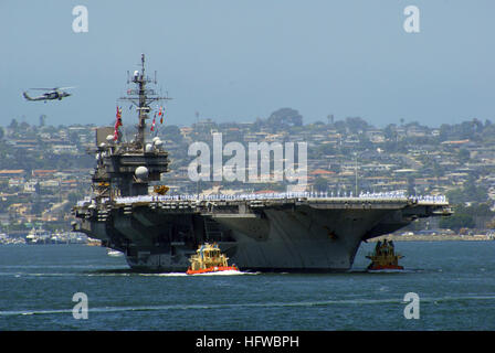 080807-N-7029R-021 SAN DIEGO (7. August 2008) bereitet die Flugzeugträger USS Kitty Hawk (CV-63), nach ihrer Rückkehr nach San Diego Donnerstag, 7. August 2008 am Naval Air Station North Island festmachen. Kitty Hawk wird nächstes Jahr in Bremerton, Washington stillgelegt werden Der 46 Jahre alte Träger ist das älteste Kriegsschiff der aktiven Dienst in der Marine und ersetzt werden in diesem Sommer von der nuklear angetriebene Flugzeugträger USS George Washington (CVN-73) als Flugzeugträger der Navy nur dauerhaft nach vorne bereitgestellt. Foto: U.S. Navy Mass Communication Specialist 3. Klasse John Wagner (freigegeben) uns Marine 080807-N-3038 Stockfoto