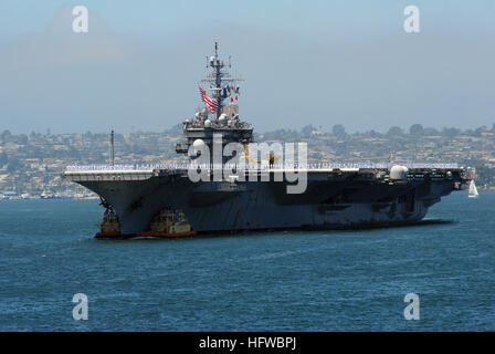 080807-N-3038W-124 SAN DIEGO (7. August 2008) Segler Mensch"die Schienen" an Bord des Flugzeugträgers USS Kitty Hawk (CV-63) als sie San Diego Harbor-Transite nach vorwärts nach Yokosuka, Japan seit 10 Jahren bereitgestellt wird. Im Alter von 46 Jahren Kitty Hawk älteste Aktivaufgabe Kriegsschiff der Marine ist und ersetzt werden in diesem Sommer von der nuklear angetriebene Flugzeugträger USS George Washington (CVN-73) als Flugzeugträger der Navy nur dauerhaft nach vorne bereitgestellt.  Foto: U.S. Navy Mass Communication Specialist 3. Klasse John Wagner (freigegeben) uns 080807-N-3038W-124 Marineseeleute Stockfoto