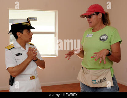 100428-N-1522S-004 PORT EVERGLADES, Florida (28. April 2010) Rear Admiral Michelle Howard, Kommandant des Expeditionary Strike Group (ESG) 2, spricht mit Mary Lou Bowman Cubbin, Direktor der Bau auf einen Lebensraum für Menschlichkeit Site, wo zehn Matrosen als Teil der Flotte Woche Port Everglades Freiwilligenarbeit sind. Habitat for Humanity baut bezahlbare Wohnungen für Familien mit geringem Einkommen. Dies ist der 20. jährlichen Fleet Week in Port Everglades, Süd-Florida-Jahresfeier der maritime Dienstleistungen. (Foto: U.S. Navy Mass Communication Specialist 1. Klasse Leah Stiles/freigegeben) U.S. Navy 100428-N-1522S-004 hinten Stockfoto