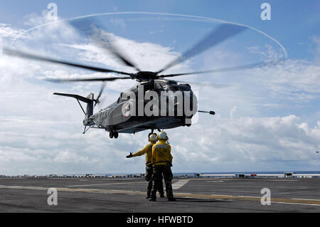 080808-N-8335D-078 Pazifik (8. August 2008) Luftfahrt Bootsmann Mates (Handling) 3. Klasse Jonathan Lambes, links, und Melchor Navora direkt einen MH-53E Sea Dragon-Hubschrauber zu mir Counter Maßnahmen Squadron (HM) 15 für eine Landung auf dem Flugdeck der amphibischen Angriff Schiff USS Tarawa (LHA-1) zugewiesen. Tarawa nähert sich der Panamakanal-Zone zur Teilnahme an der multinationalen Übung Fuerzas Aliadas PANAMAX 2008. Dies wird die letzte Übung für Tarawa vor Stilllegung Anfang 2009 sein. (Foto: U.S. Navy Mass Communication Specialist 1. Klasse Richard Doolin/R Stockfoto