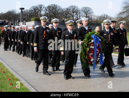 100508-N-8288 P-063 ST. PETERSBURG, Russland (8. Mai 2010) Vice Admiral Harry B. Harris Jr., Kommandant, U.S. 6. Flottille, links, steht mit mehr als 30 Segler aus geführte Raketen Fregatte USS Kauffman (FFG-59), während sie darauf warten, einen Kranz auf dem Piskeryovskoe Memorial Friedhof zu Ehren der Frauen und Männer der Sowjetunion starb, Kampf gegen die Nazis während des zweiten Weltkriegs zu platzieren. Harris und KauffmanÕs Segler sind in St. Petersburg, im Gedenken an den 65. Jahrestag des Sieges im Europa-Tag teilzunehmen. (Foto: U.S. Navy Mass Communication Specialist 2. Klasse William Pittman/freigegeben) UNS Stockfoto