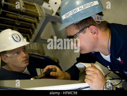 080818-N-7090S-023 MARINETTE, Wisconsin, USA (18. August 2008) Gunner Mate 1. Klasse Daniel Albright, rechts, von Akron, Ohio, erklärt eine Diskrepanz zwischen der Hebemaschine und die Bofors 57 mm Lafette CMdR Donald Gabrielson, Kommandierender Offizier der ersten US Navy Littoral Combat Ship, Freedom (LCS-1). Das Schiff schnelle, agilere, konzentriert-Mission soll Bedrohungen wie Minen, ruhigen Diesel-u-Boote und schnell Oberflächenfertigkeit zu besiegen. Freiheit ist für die Lieferung noch in diesem Jahr geplant und wird in San Diego, Kalifornien Gridley  (Foto: U.S. Navy Masse Kommunikation Spezialist Jhi L. Scott/freigegeben) UNS Stockfoto