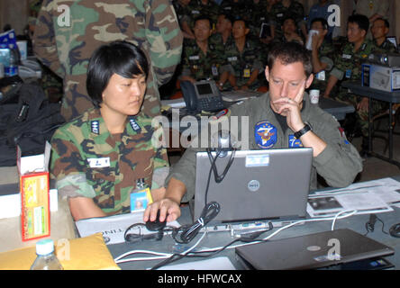 080821-N-1083F-001 BUSAN, Republik Korea (21. August 2008) Lt. Jeff Bowman, Commander, U.S. 7. Flotte Planer arbeitet neben Südkorea Gegenstück in den letzten Phasen der Übung Ulchi Freedom Guardian (UFG) 08. Das amphibische Kommando Schiff USS Blue Ridge (LCC-19) und U.S. in Angriff genommen 7. Flotte Personal in Busan UFG, eine Übung entwickelt, zu bewerten und zu verbessern, kombinierten und gemeinsame Koordination, Verfahren, Pläne und Systeme für die Durchführung von Operationen zwischen der Republik Korea und amerikanische Truppen beteiligt sind. (Foto: U.S. Navy Mass Communication Specialist 1. Klasse Ben Faron Stockfoto