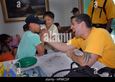 080820-N-9958G-080 BUSAN, Südkorea (20. August 2008) Chief Legalman (Sel.) Shahar Bikszer, das amphibische Kommando-Schiff USS Blue Ridge (LCC-19), Arm ringt mit einem Kind in die Hee-Rak-Won Kinder wohl Einrichtung zugewiesen. Blue Ridge und 7. Flotte Personal Chief Petty Officer (CPO) und CPO wählt beteiligte sich an dem Gemeinschaftsprojekt Beziehungen (Verteilung von Spielzeug und medizinische Hygieneprodukte von Projekt durch. Blue Ridge dient unter Commander Expeditionary Strike Group (ESG) 7/Task Force (CTF) 76, der Marine im Einsatz nur nach vorne Amphibienverband. (US Navy Foto von Chief M Stockfoto