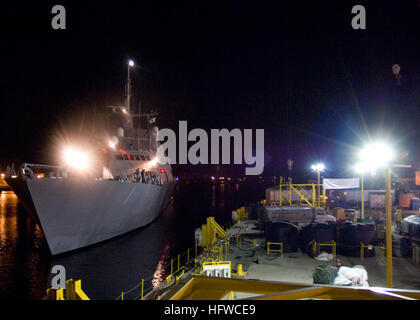 080820-N-7090S-405 MARINETTE, Wisconsin, USA (20. Aug.) Littoral combat Ship USS Freedom (LCS-1) zu seinem Heimathafen in Marinette, Wisconsin, kehrt nach Abschluss der Tests im Lake Michigan. Ein littoral combat Schiff ist ein schnell, agil, konzentriert-Mission Schiff entworfen, um Bedrohungen wie Minen, ruhigen Diesel-u-Boote und schnell Oberflächenfertigkeit zu besiegen. Freiheit wird voraussichtlich noch in diesem Jahr geliefert werden und wird in San Diego, Kalifornien Gridley (Foto: U.S. Navy Mass Communication Specialist 3. Klasse Jhi L. Scott/freigegeben) US Navy 080820-N-7090S-405 Littoral combat Ship USS Freedom (LCS-1) kehrt in seine ho Stockfoto