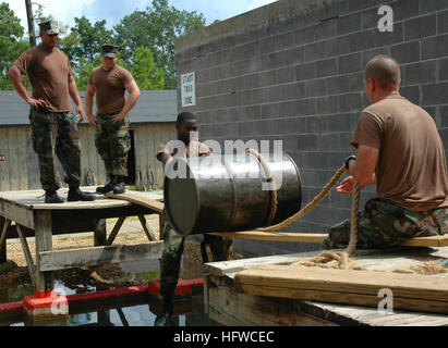 080821-N-7367K-001 Lager SHELBY, Frl. (21. August 2008) Seabees zugewiesen Naval Mobile Bau Bataillon (NMCB) 1 arbeiten zusammen um ein Hindernis-Station im Laufe der Führung Reaktion auf Lager Shelby zu überwinden. Die zwei-Wochen-Kurs, lehrte von militärischen und zivilen Ausbilder der 20. Seabee Bereitschaft Gruppe zugewiesen bereitet Seabees, effiziente Führer für ihre Truppen in einem Feld Umfeld werden. (Foto: U.S. Navy Builder 3. Klasse Brian Kuester/freigegeben) UNS Marine 080821-N-7367K-001 Seabees zugewiesen Naval Mobile Bau Bataillon (NMCB) 1 arbeiten zusammen um ein Ob zu überwinden Stockfoto