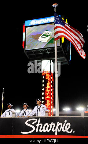 080822-N-5345W-148 BRISTOL, Tennessee (22. August 2008) Segler aus Riverine Squadron (RIVRON) 1 beobachten aus dem Infield-Turm, wie NASCAR Nationwide Series Treiber Brad Keselowski auf Bristol Motor Speedway in Bristol die Nr. 88 US Navy Chevrolet Monte Carlo um "Weltweit schnellste halbe Meile" in den letzten Runden der Food City 250 Piloten. Keselowski überwand einen 37. Platz Ausgangsposition und kämpfte sich auf seinen zweiten Karriere-Sieg und gewann den zweiten Platz insgesamt in der bundesweiten Gesamtwertung. (Foto: U.S. Navy Mass Communication Specialist 2. Klasse Kristopher S. Wilson/Rel Stockfoto