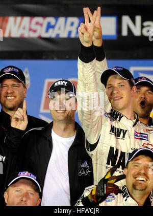 080822-N-5345W-259-BRISTOL, Tennessee (22. August 2008) JR Motorsports Miteigentümer Dale Earnhardt Jr., Center, feiert mit Fahrer Brad Keselowski, rechts, und den Rest des Teams in der Victory Lane Nr. 88 US Navy Chevrolet Monte Carlo nach dem Gewinn der NASCAR bundesweit Serie Food City 250 auf Bristol Motor Speedway in Bristol. Keselowski überwand einen 37. Platz Ausgangsposition um seinen zweiten Karriere-Sieg behaupten und insgesamt gewann den zweiten Platz in der bundesweiten Gesamtwertung. (Foto: U.S. Navy Mass Communication Specialist 2. Klasse Kristopher S. Wilson/freigegeben) US Navy 080822-N-5345W-259 Stockfoto