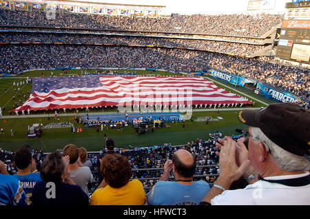 080825-N-4420S-129-SAN DIEGO, Kalifornien (25. August 2008) Service-Mitglieder aus allen Branchen verteilt Qualcom-Stadion in San Diego während der Halbzeit-Show einer Pre-Saison "Ladegeräte" Spiel für Military Appreciation Day sind die amerikanische Flagge. Die 20. jährliche Anerkennung Nacht veranstaltet durch die Ladegeräte gehören 3.000 Freikarten für Militärangehörige und kostenlos Essen und trinken vor dem Spiel. Foto: U.S. Navy Mass Communication Specialist 3. Klasse John Scorza (freigegeben) US Navy 080825-N-4420S-129-Service-Mitglieder verteilt Qualcom Stadium der amerikanischen Flagge Stockfoto