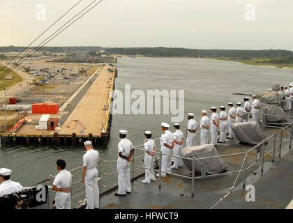 080826-N-9134V-021 VIRGINIA BEACH, Va (26. August 2008) Segler Mensch die Schienen an Bord der amphibischen Dock Landungsschiff USS Carter Hall (LSD-50), als das Schiff Marine Amphibious Base Little Creek für eine geplante Bereitstellung fährt. Carter Hall ist Teil der Iwo Jima Expeditionary Strike Group auf dem Weg an die US-5. und 6. Flotte Verantwortungsbereiche des maritimen Sicherheits-Operationen zu unterstützen. (Foto: U.S. Navy Mass Communication Specialist 2. Klasse Flordeliz Valerio/freigegeben) US Navy 080826-N-9134V-021-Segler Mann die Schienen an Bord der amphibischen Dock Landungsschiff USS Carter Hall (LSD-50) Stockfoto