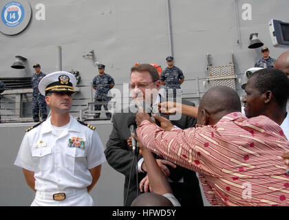 100118-N-2468S-002-POINTE-NOIRE, Republik Kongo (18. Januar 2010) US-Botschafter in der Republik des Kongo Alan Eastham, Recht, und CMdR Charles L. Sellers, Kommandant der Fregatte geführte Flugkörper, die USS Samuel B. Roberts (FFG-58) von kongolesischen Medien interviewt werden, als das Schiff bei Pointe-Noire, Republik Kongo, für einen Hafen ankommt besuchen als Teil von West Afrika Partnerschaft Station (APS). Während im Hafen, bieten Samuel B. Roberts Übungen und Gemeinschaftsprojekte Beziehungen. APS ist eine internationale Initiative von Naval Forces Europe und Naval Forces Africa zur Verbesserung entwickelt Stockfoto