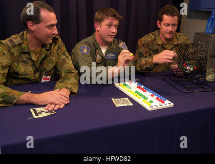 050622-N-7923C-001 Korallenmeer (22. Juni 2005) Ð von links, Royal Australian Air Force Flight Leutnants Deane Giles und Craig Wittling und Australian Army Captain Colin Baldwin Host die nächtlichen Bingo-Spiel auf dem Befehl Schiff USS Blue Ridge (LCC-19). Eine große Gruppe von australischen Militärangehörigen begann das US 7. Flotte Befehl Schiff um die kombinierte Übung Talisman Sabre 2005 teilzunehmen. Das Spiel war eine Chance für die Australier ihren Sinn für Humor, die Mannschaft zu zeigen, wie sie Witze erzählte und für die TV-Kamera sangen. Talisman Sabre ist eine Übung, die gemeinsam von t gesponsert Stockfoto