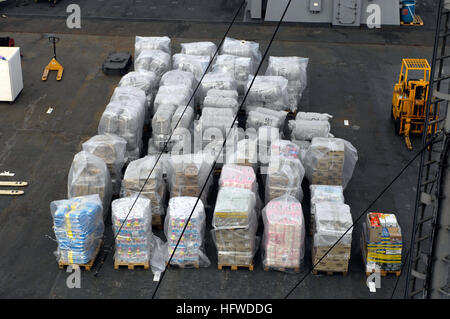 080905-F-0560B-044 POTI, Georgia (5. September 2008) humanitäre Versorgung an Bord das amphibische Kommando-Schiff USS Mount Whitney (LCC/GBA 20) erwarten Lieferung in Poti. Ein European Command gemeinsame humanitäre Hilfe Bewertungsteam funktioniert mit Elementen der internationalen Regierungen, nichtstaatlichen Organisationen und der Republik Georgien zur Linderung der Leiden des georgischen Volkes von den Konflikt Konflikt mit Russland betroffen. (US Air Force Foto von Staff Sgt. Jason T. Bailey/freigegeben) U.S. Navy 080905-F-0560B-044 humanitäre liefert auf dem amphibischen Befehl Schiff USS Mount Stockfoto