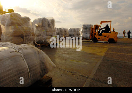 080905-F-0560B-066 POTI, Georgia (5. September 2008) US Navy Personal an Bord das amphibische Kommando-Schiff USS Mount Whitney (LCC/GBA 20) liefern humanitären Hilfe in Poti. Ein European Command gemeinsame humanitäre Hilfe Bewertungsteam funktioniert mit Elementen der internationalen Regierungen, nichtstaatlichen Organisationen und der Republik Georgien zur Linderung der Leiden des georgischen Volkes von den Konflikt Konflikt mit Russland betroffen. (US Air Force Foto von Staff Sgt. Jason T. Bailey/freigegeben) US Navy 080905-F-0560B-066 US Marine-Personal an Bord der amphibischen Befehl Schiff USS Stockfoto