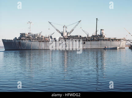 Eine Port-Seitenansicht des u-Boot-tender USS SIMON Sees (AS-33) angedockt.  SIMON LAKE bietet Umrüstung, Reparatur und Supply-Funktionen für die Atom-Flotte ballistischer Raketen u-Boote (SSBNs) u-Boot-Geschwader-16. USS Simon Lake (AS-33) Könige Bay 1981 Stockfoto