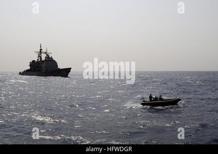 090908-N-6814F-126 Golf von ADEN (8. September 2009) Manöver Festrumpf-Schlauchboot während einer Internat in der Nähe der geführte Flugkörper Kreuzer USS Anzio (CG-68). Anzio ist das Aushängeschild für kombinierte Task Force 151, einer multinationalen Arbeitsgruppe eingerichtet, um die Bekämpfung der Piraterie Operationen durchzuführen. (Foto: U.S. Navy Mass Communication Specialist 2. Klasse Brian K. Fromal/freigegeben) US Navy 090908-N-6814F-126 A steifen Rumpf Schlauchboot Manöver während einer Internat in der Nähe der geführte Flugkörper Kreuzer USS Anzio (CG-68) Stockfoto