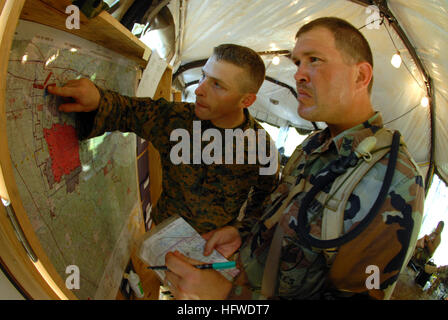 080911-N-7367K-012 CAMP SHELBY, Frl. (11. September 2008) Marine Corps Captain Nathan Knowles und Baumeister 1. Klasse Matthew Martini, zugewiesen, Naval Mobile Bau Bataillon (NMCB) 1, Konvoi zu überprüfen und Routen während der Häuptlinge zu patrouillieren und Offiziere Feld Übung oder Khaki FEX, am Camp Shelby. Die Khaki FEX ist bereit NMCB 1 Häuptlinge und Offiziere, Einsätze in einem Feld Umfeld führen statt. (Foto: U.S. Navy Mass Communication Specialist 2. Klasse Demetrius Kennon/freigegeben) US Navy 080911-N-7367 K-012 Marinekorps Captain Nathan Knowles und Builder 1. Klasse Matthew Martini überprüfen Stockfoto