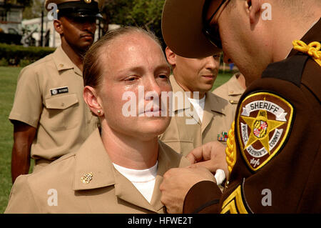 080916-N-0967W-001 Washignton, D.C. (16. September 2008) Chief Yeoman Melissa Salley steht stramm wie ihr Ehemann, Prinz Georges County Deputy Sheriff Corporal James Salley Stifte Anker auf ihrem Kragen signalisieren ihre Weiterentwicklung in den Rang eines Chief Petty Officers. Die Pinning-Zeremonie fand auf der Washington Navy Yard, die älteste Einrichtung der Ufer in der United States Navy und enthalten dreiundsechzig neue Chief Petty Officers, ihre Freunde und Familie und dem Chief of Naval Operations, Admiral Gary Roughhead statt. (US Navy Foto von Masse Kommunikation Spezialist First Class Anthony W. Walker/R Stockfoto