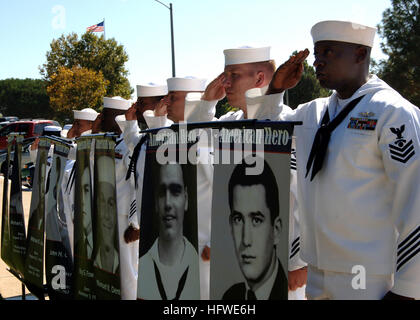 090918-N-7214P-060 CAMP PENDLETON, Kalifornien (18. September 2009) Teilnehmer in Naval Hospital Camp Pendleton 19. jährliche Service des Gedenkens für amerikanische Kriegsgefangene und vermisste Aktion Salut der acht Krankenhaus Sanitätern aus dem Vietnam-Krieg noch vermisst.  Die Zeremonie ist Teil des POW/MIA Anerkennung Nationalfeiertag. (Foto: U.S. Navy Mass Communication Specialist 1. Klasse Anastasia Puscian/freigegeben) UNS, Marine-090918-N-7214P-060-Teilnehmer im Naval Hospital Camp Pendleton 19. jährliche Service des Gedenkens für amerikanische Kriegsgefangene und Missing in Action Stockfoto