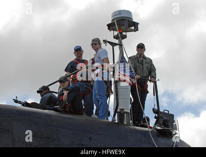 USS Norfolk (SSN 714), ein Angriffs-U-Boot der Los Angeles-Klasse, bereitet sich auf eine Tiger Cruise mit Familienmitgliedern an Bord für ein viertägiges Erlebnis auf See vor. Stockfoto