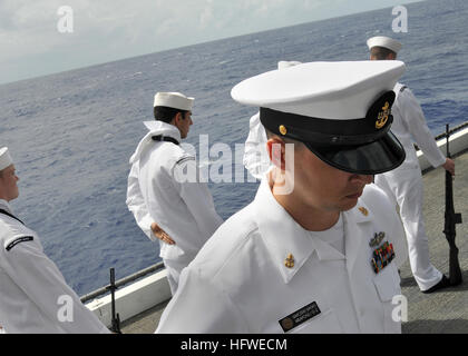 080921-N-1745W-098 Pazifik (21. September 2008) Mitglieder einer Ehre bewachen an Bord der Flugzeugträger USS Abraham Lincoln (CVN-72) Bogen ihre Köpfe im Gebet während einer Seebestattung für neun ehemalige Militärangehörige. Die Abraham Lincoln Strike Group ist auf eine geplante Bereitstellung in den USA 7. Flotte Aufgabengebiet. Foto: U.S. Navy Mass Communication Specialist 3. Klasse Brandon C. Wilson (freigegeben) US Navy 080921-N-1745W-098 Mitglieder einer Ehre Wache an Bord der Flugzeugträger USS Abraham Lincoln (CVN-72) Bogen ihre Köpfe im Gebet während einer Seebestattung für neun ehemaligen Service-Mitglied Stockfoto