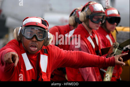 050624-N-5345W-084 Atlantik (24. Juni 2005) Ð Aviation Boatswain Mate 3. Klasse Roderick Anderson schreit Anweisungen an andere Mitglieder der USS Harry S. Truman (CVN-75) zugewiesen Crash und Salvage Team, während seiner Tätigkeit als Teamleiter im simulierten Flugzeug Absturz Übungen auf Trumans Flugdeck. Die Flugzeugträger der Nimitz-Klasse ist derzeit am Meer Träger Qualifikationen führen. US Navy Foto vom Fotografen 3. Klasse Kristopher Wilson (freigegeben) US Navy 050624-N-5345W-084 Aviation Boatswain Mate Mate 3. Klasse Roderick Anderson schreit Anweisungen, um andere Mitglieder-Assi Stockfoto