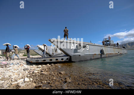 080923-N-9620B-006 GONAIVES, Haiti (23. September 2008) haitianischen Helfer unterstützen Service-Mitglieder an Bord der amphibischen Angriff Schiff USS Kearsarge (LHD-3) zu entladen, Nahrung und Wasser, helfen den betroffenen durch den letzten Wirbelstürme, die Haiti getroffen zu haben, in Angriff genommen. Kearsarge hat US-Militärangehörige aus allen militärischen Bereichen und einer multinationalen Gruppe von medizinischen und Support-Mitarbeiter begonnen. (Foto: U.S. Navy Mass Communication Specialist 2. Klasse Erik C. Barker/freigegeben) US Navy 080923-N-9620B-006 haitianischen Helfer unterstützen Service-Mitglieder an Bord der amphibischen Angriff Schiff USS Kearsarge in Angriff genommen Stockfoto