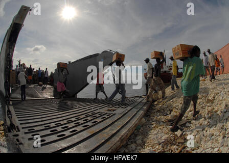 080924-N-3595W-158 GONAIVES, Haiti (23. September 2008) Haitianer Hilfe Segler aus Assault Craft Einheit (ACU) 2 entlasten Katastrophe Hilfsgüter aus ein Landungsboot, Dienstprogramm. Service-Mitglieder von Marine, Heer, Luftwaffe, Marine und Küstenwache begann an Bord Kearsarge, zusammen mit medizinischem Personal aus den USPHS kanadischen Armee und Luftwaffe, Brasilien, Project Hope und International Aid arbeiten zusammen, um durchzuführen Hurrikan Hilfsmaßnahmen in Haiti. (Foto: U.S. Navy Mass Communication Specialist 2. Klasse Gina Wollman/freigegeben) US Navy 080924-N-3595W-158 Haitianer helfen Segler Disa entlasten Stockfoto