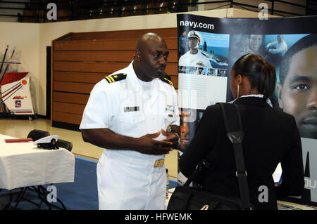 080924-N-2539L-035 ORANGEBURG, SC (24. September 2008) Lt. Derrick Mitchell, ein Offizier Personalvermittler für Naval Recruiting District Raleigh, spricht über die vielen Möglichkeiten der Marine mit South Carolina State University Student an einer Karriere Messe während Columbia Navy Week 2008. Marine Wochen sollen zur Sensibilisierung in städtischen Gebieten, die keine bedeutende Navy Präsenz verfügen.  (US Navy Foto von Chief Masse Kommunikation Spezialist Hugh C. Laughlin/freigegeben) US Navy 080924-N-2539L-035 Lt. Derrick Mitchell spricht über die vielen Möglichkeiten der Marine mit einem South Carolina State University-s Stockfoto