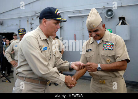 081003-N-9818V-198 GUAM (3. Oktober 2008) Kapitän Patrick Scanlon, Kommandierender Offizier der das u-Boot-tender USS Frank Kabel (AS 40), präsentiert Master Chief Petty Officer der Marine (INTERNIERUNGSLAGER) Joe R. Campa Jr. mit einem Schiff Münze während eines Anrufs All-Hände. (Foto: U.S. Navy Mass Communication Specialist 1. Klasse Jennifer A. Villalovos/freigegeben) U.S. Navy 081003-N-9818V-198 Kapitän Patrick Scanlon, Kommandierender Offizier der das u-Boot-tender USS Frank Kabel (AS 40), präsentiert Master Chief Petty Officer der Marine (INTERNIERUNGSLAGER) Joe R. Campa Jr. mit einem Schiff Münze während einer All-han Stockfoto