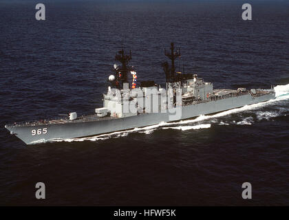 Ein Bogen Blick auf den Hafen von der Spruance-Klasse Zerstörer USS KINKAID (DD-965) im Gange vor der Küste von Kalifornien. USS Kinkaid (DD-965) Bogen Hafenansicht 1982 Stockfoto