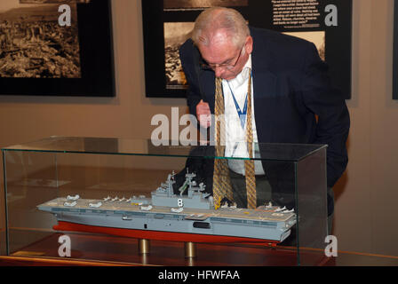 081007-N-2022D-002 NEW YORK (7. Oktober 2008) A Besucher zum Grand Central Terminal in New York durchsucht die ÒGreat weiße Flotte "eine Ausstellung präsentiert von der Columbus-Bürger-Stiftung in Zusammenarbeit mit dem Amt des Secretary Of The Navy. Die Ausstellung, die in Grand Central TerminalÕs Vanderbilt Hall bis 17. Oktober präsentiert wird, erinnert an die Reise von der großen weißen Flotte in den frühen 1900er Jahren. Versendet durch Präsident Theodore Roosevelt im Jahr 1907, umrundet 16 Schlachtschiffe den Globus auf eine Goodwill Mission und Anzeige der amerikanischen Seemacht. (US Navy Foto von Massenkommunikation Stockfoto