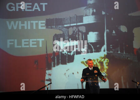 081007-N-2022D-024 NEW YORK (7. Oktober 2008) Rear Admiral Terence McKnight, Kommandant der Expeditionary Strike Group 2 befasst sich mit Reportern auf einer Pressekonferenz in Vanderbilt Hall im Grand Central Terminal in New York. McKnight war zur Stelle, um die Eröffnung der ÒGreat weißen Flotte zu gedenken "eine Ausstellung präsentiert von der Columbus-Bürger-Stiftung in Zusammenarbeit mit dem Amt des Secretary Of The Navy. Die Ausstellung, die in Grand Central TerminalÕs Vanderbilt Hall bis 17. Oktober präsentiert wird, erinnert an die Reise von der großen weißen Flotte in den frühen 1900er Jahren. Ausgesandt von Präsident Stockfoto