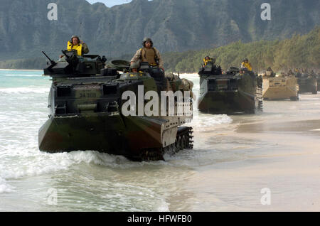 050627-N-9866B-018 Marine Corps Training Bereich Balg, Oahu, Hawaii (27. Juni 2005) - amphibische Fahrzeuge des 3rd Amphibious Assault Battalion zugeordnet Line-up am Strand nach dem Auslaufen der amphibischen Angriff Schiff USS Peleliu (LHA-5). Das 3. Bataillon der amphibischen Angriff ist derzeit auf amphibischer Angriff Schiff USS Peleliu (LHA-5) begonnen. Foto: U.S. Navy Journalist 2. Klasse Zack Baddorf (freigegeben) US Navy 050627-N-9866B-018 amphibische Fahrzeuge Line-up am Strand Stockfoto